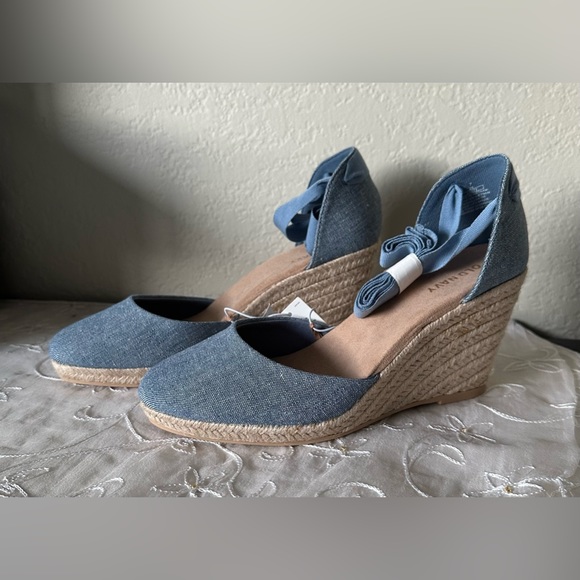 Old Navy Shoes - 👠Old Navy Denim Lace Up Espadrilles, size 7